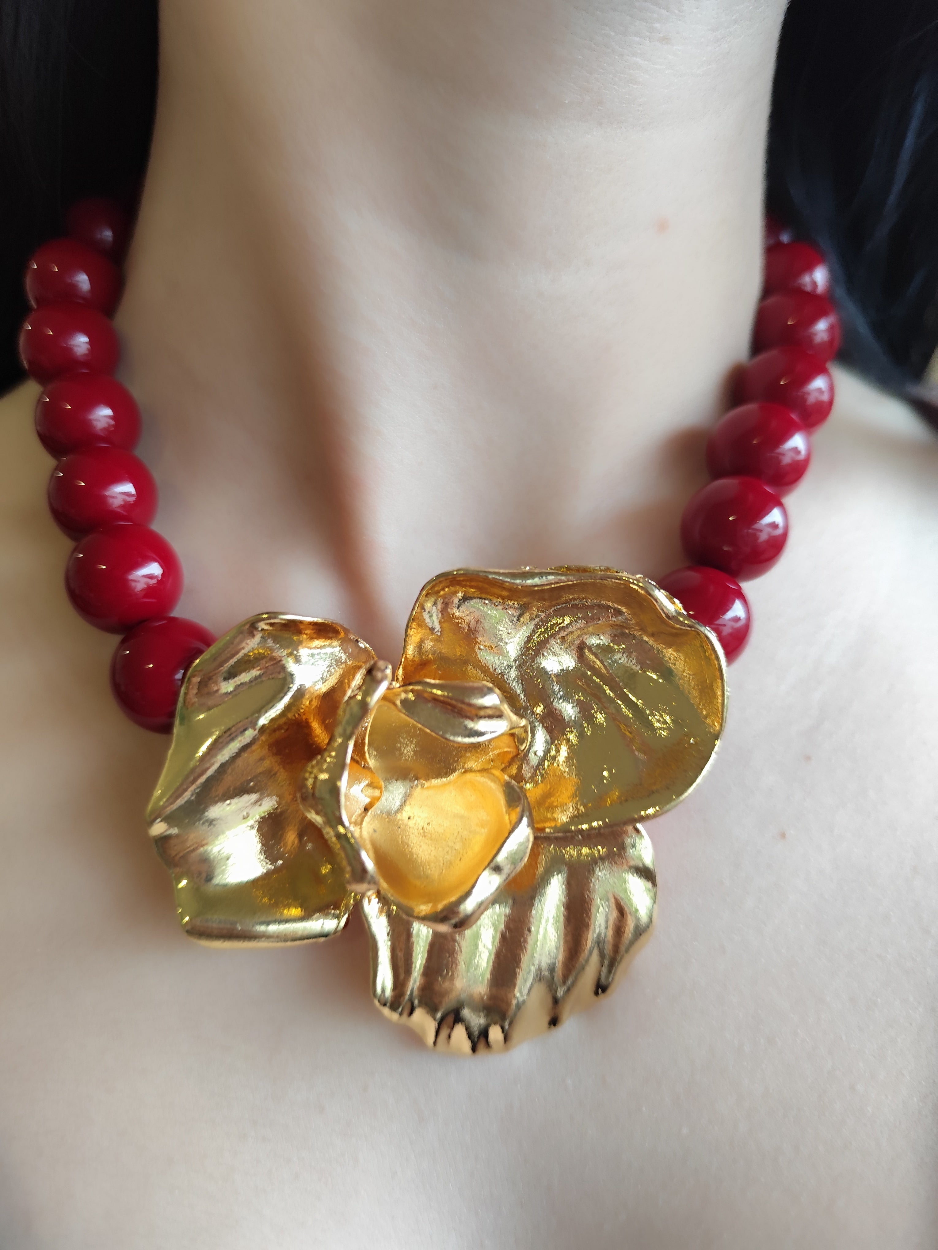 Colar Flor Dourada Bordeaux