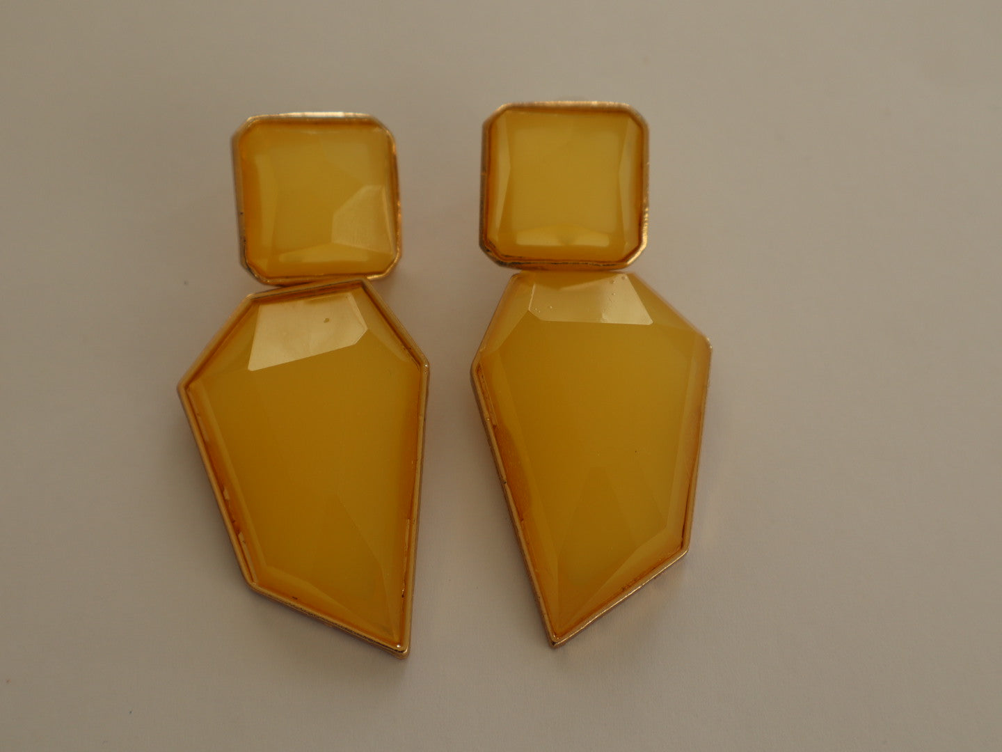 Brincos Geométricos Mel Dourado