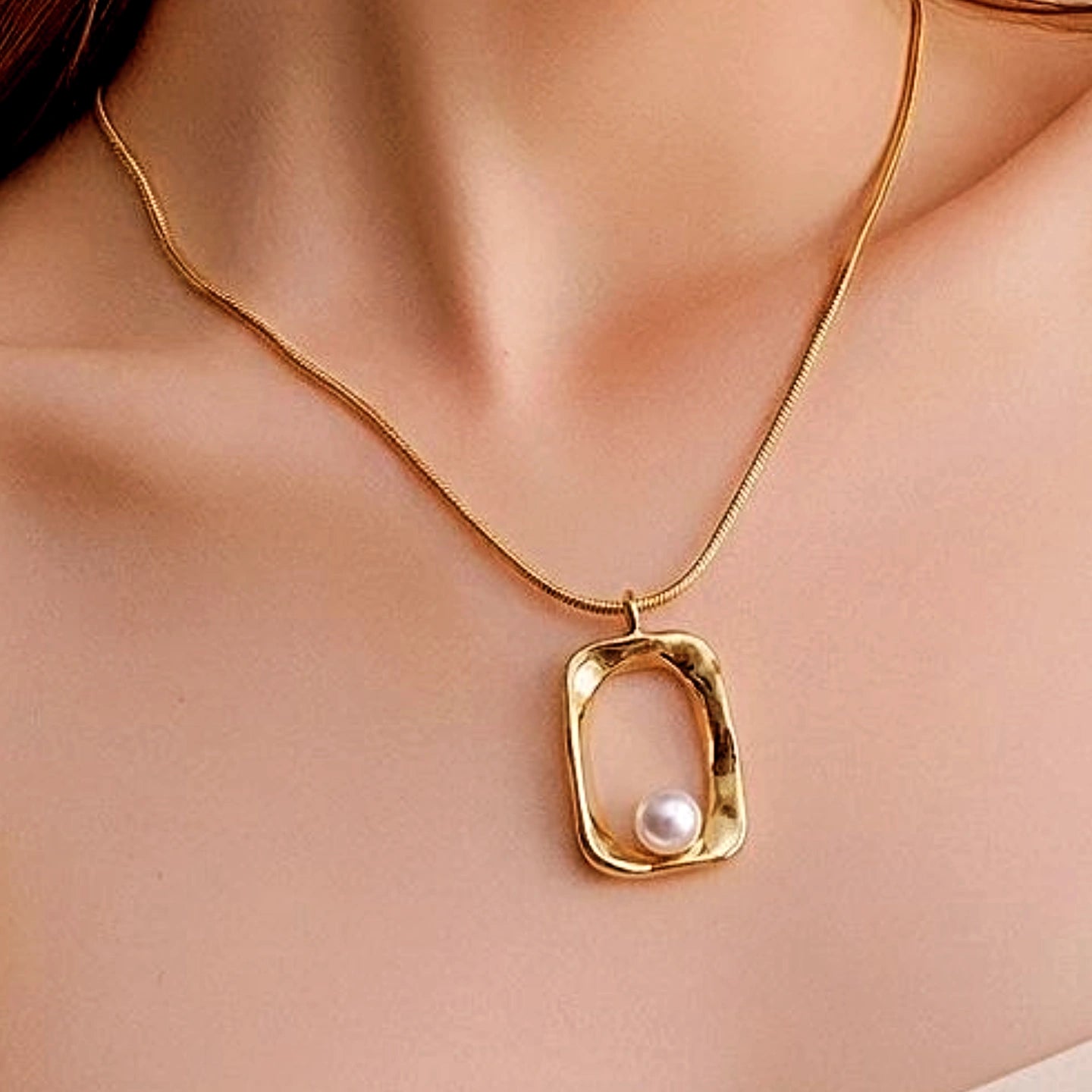 Colar Geométrico Pérola Dourado