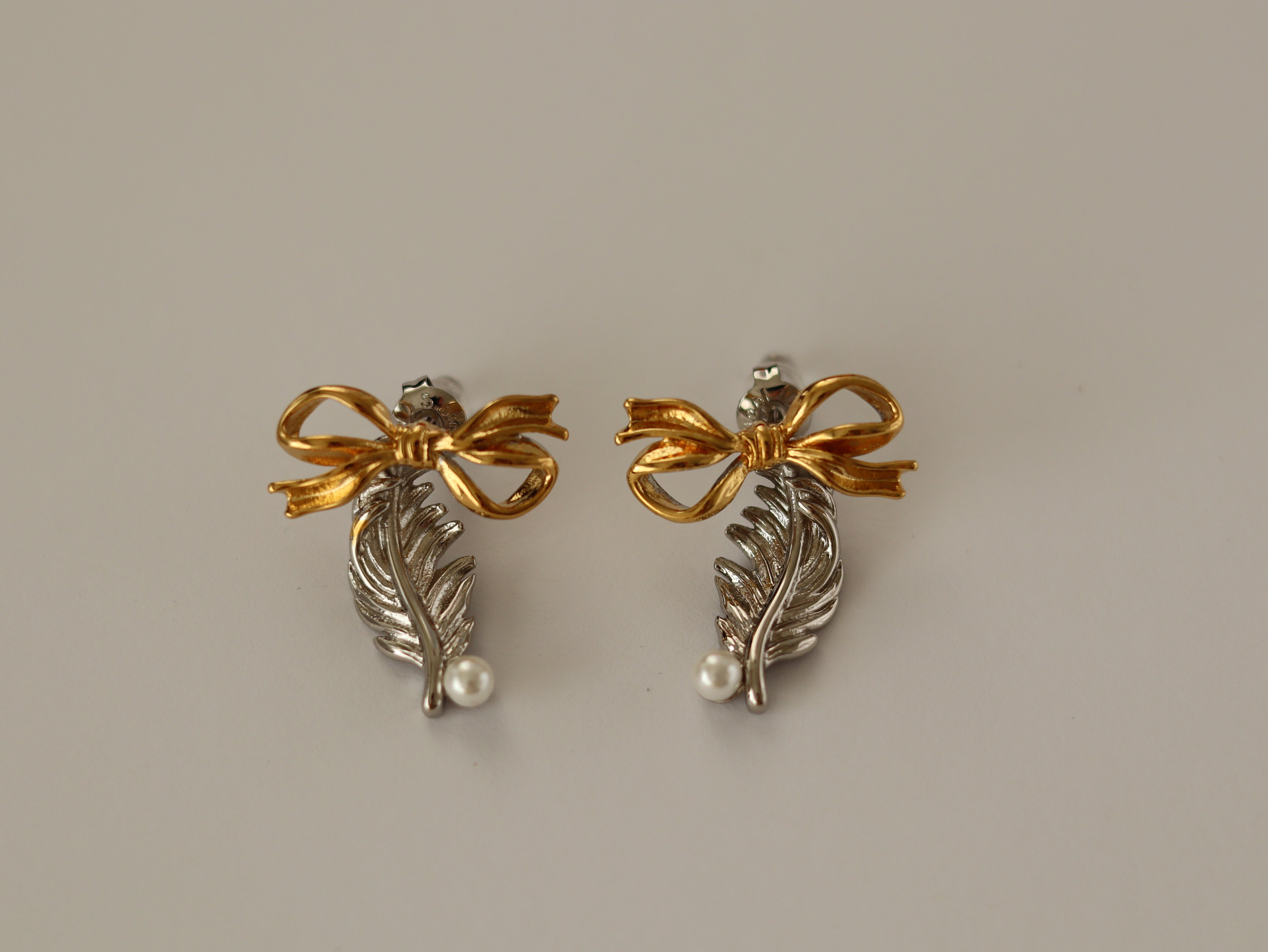 Brincos Laço & Pena Pérola