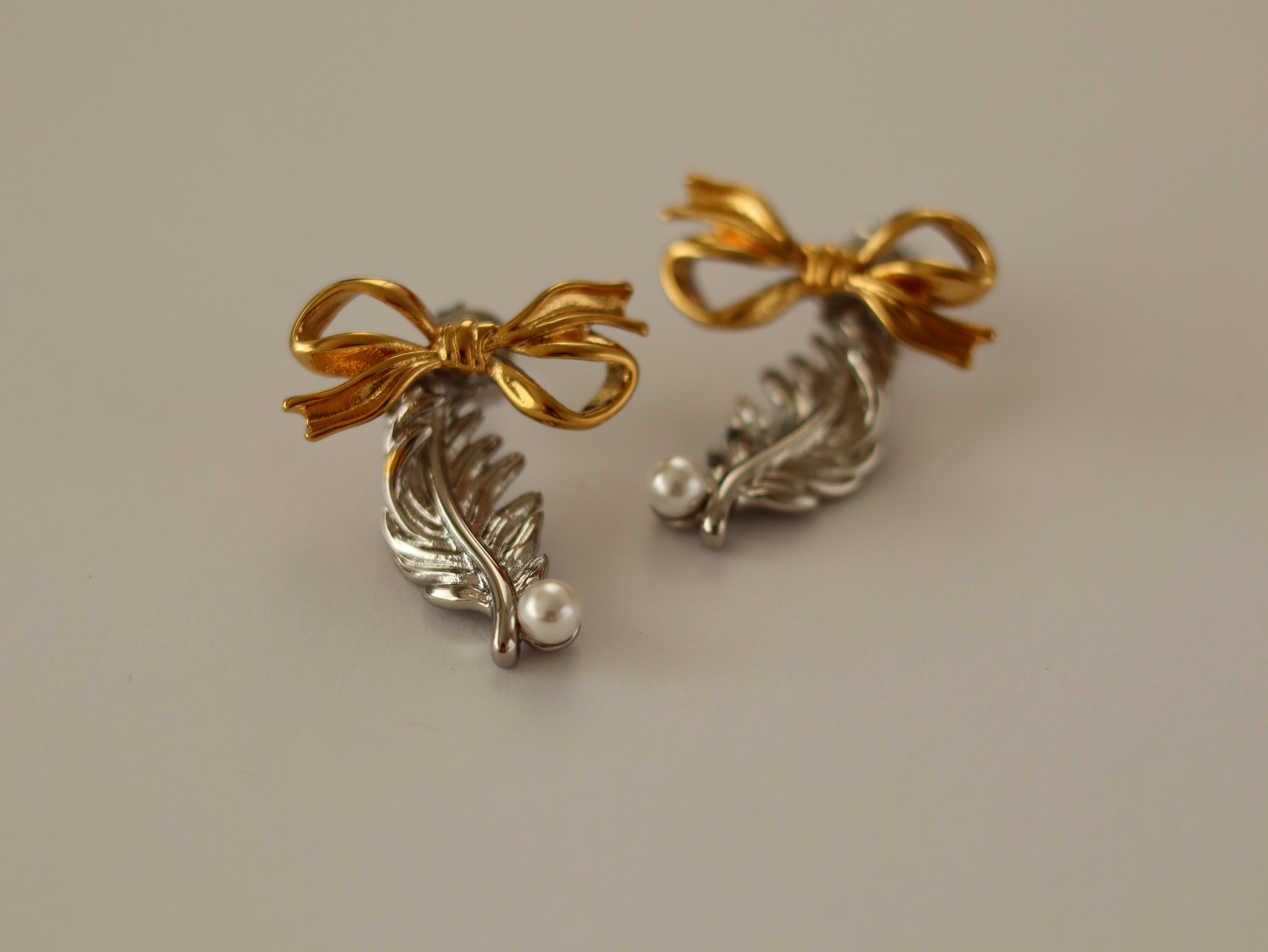 Brincos Laço & Pena Pérola