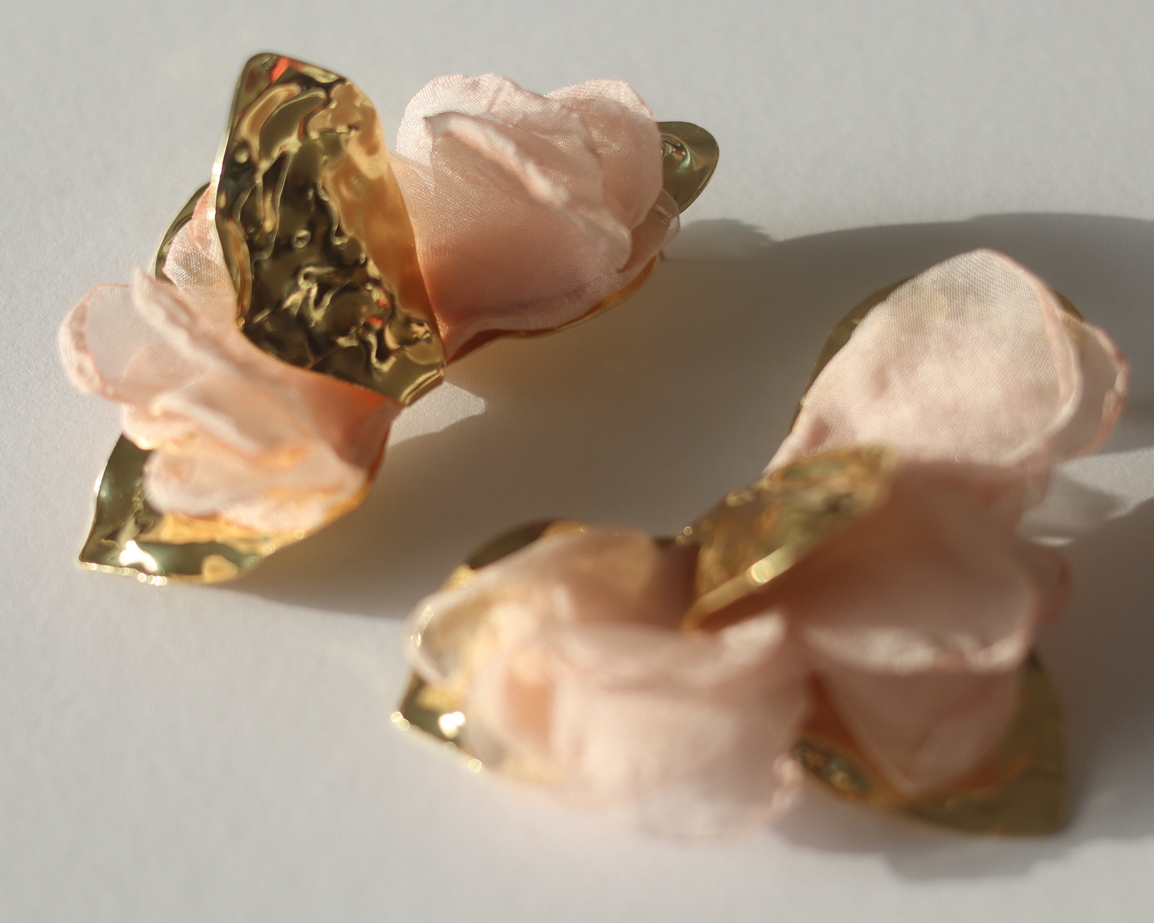 Brincos Pétala Rosa Dourada