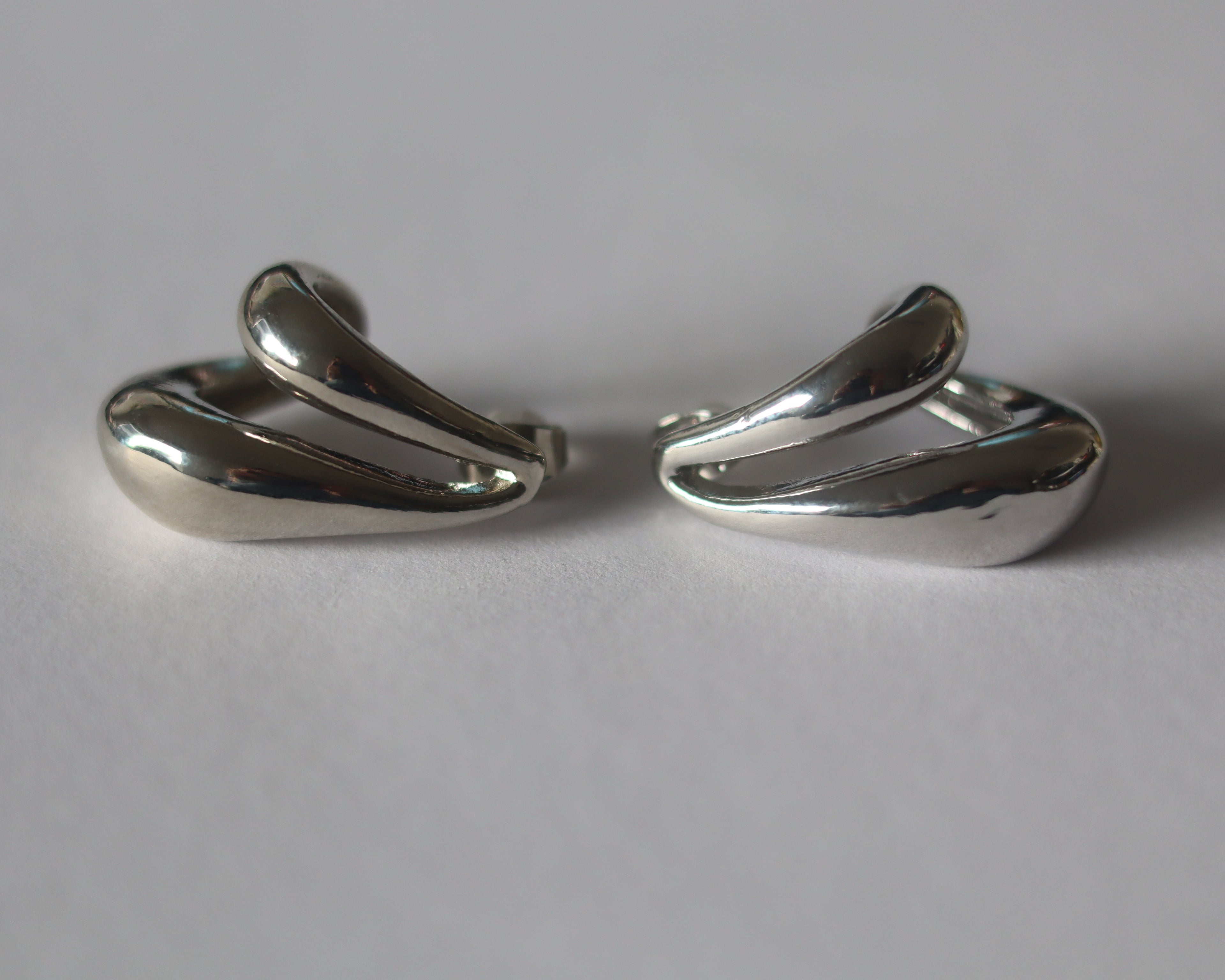 Brincos Prateado Esculpido