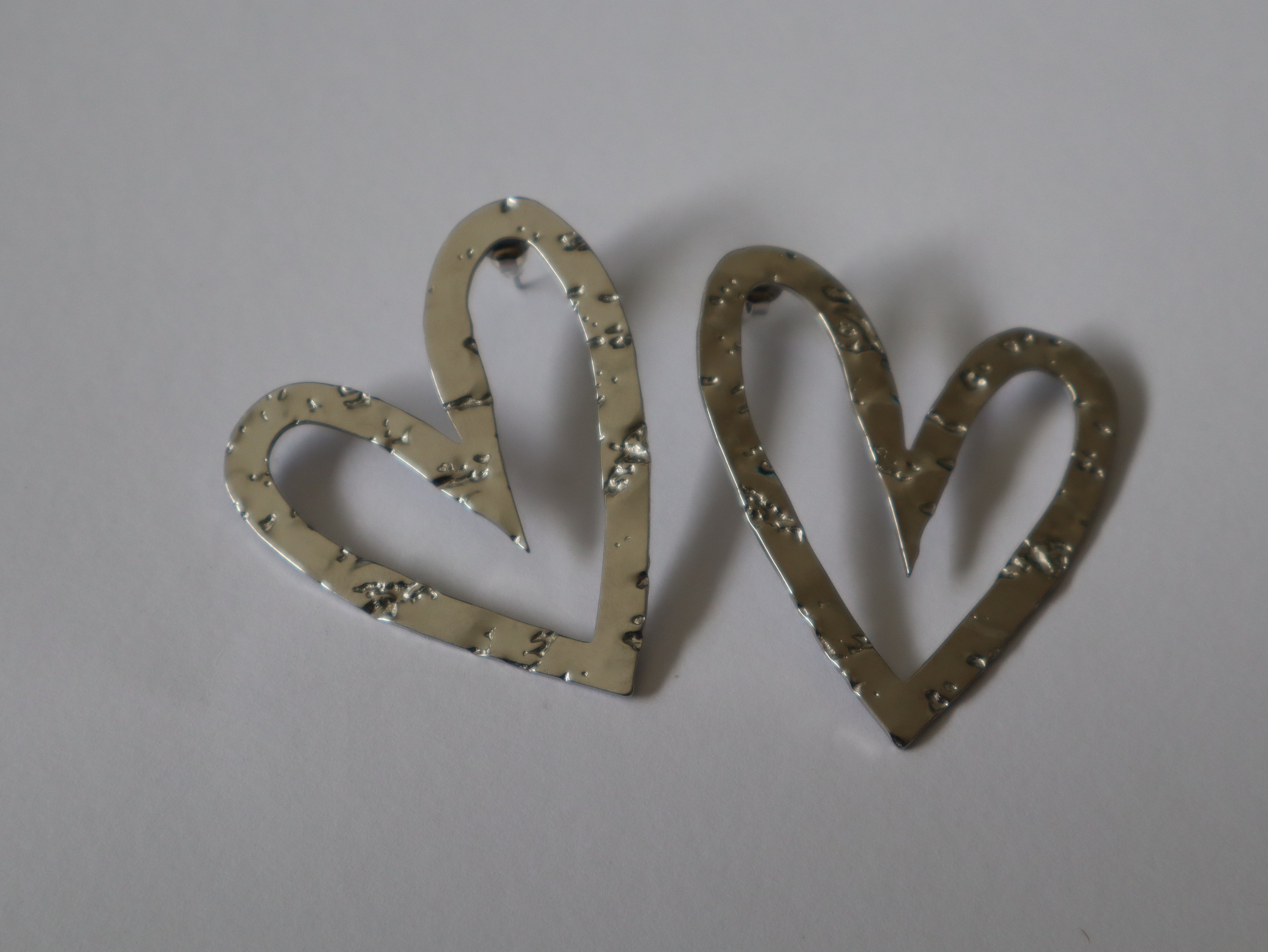 Brincos Coração Contorno Prateado