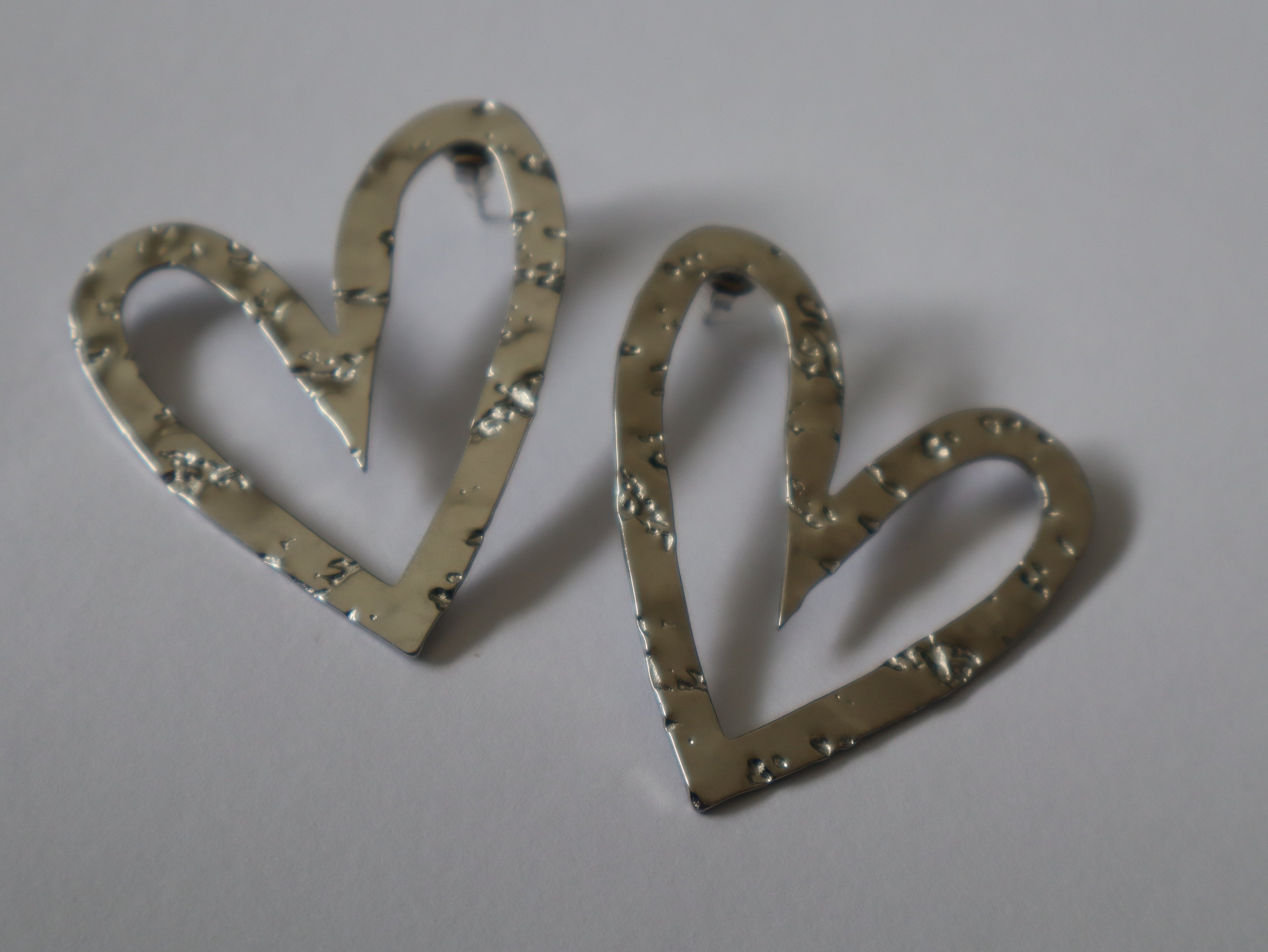 Brincos Coração Contorno Prateado